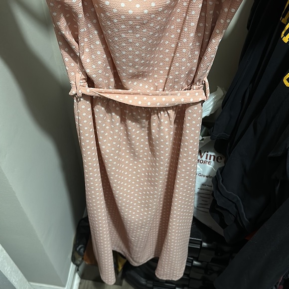 Pink and white polka dot midi dress with capped sleeves and belt - Picture 5 of 5